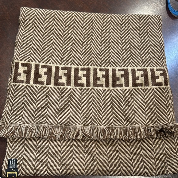 Authentic Fendi reversible wool scarf - Picture 6 of 8